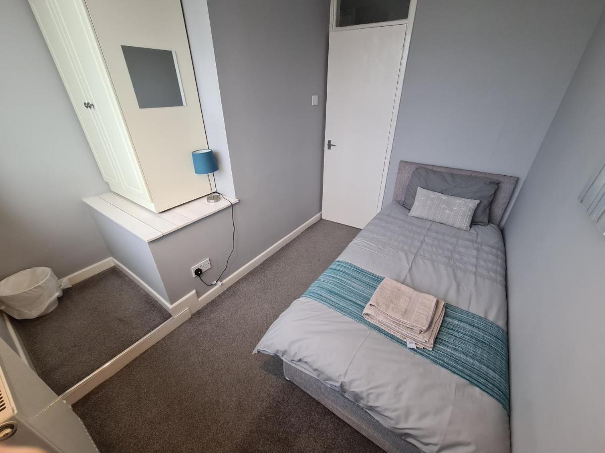 3 Bedroom Apartment Coventry - Hosted By Coventry Accommodation Exterior photo